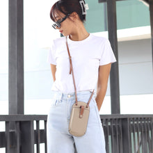 โหลดรูปภาพลงในเครื่องมือใช้ดูของ Gallery กระเป๋าหนังผู้หญิง /กระเป๋าหนังสะพายข้างผู้หญิง สี เบจ รุ่น B-BEI-5193 Grace