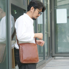 โหลดรูปภาพลงในเครื่องมือใช้ดูของ Gallery กระเป๋าสะพายข้างหนังแท้ B-CBR-1237 รุ่น Bach (Satchel Leather Bag)