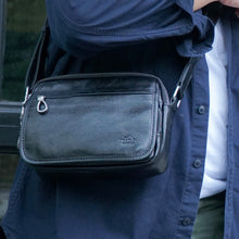 โหลดรูปภาพลงในเครื่องมือใช้ดูของ Gallery กระเป๋าหนังผู้ชาย/กระเป๋าหนังสะพายข้าง สีดำ รุ่น B-BK-1525