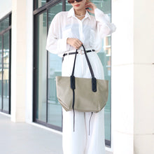 โหลดรูปภาพลงในเครื่องมือใช้ดูของ Gallery กระเป๋าหนังผู้หญิง /กระเป๋าหนังสะพายข้างผู้หญิง สีเบจ B-BEI-763 (Freya)