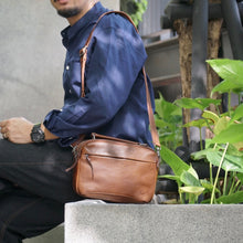 โหลดรูปภาพลงในเครื่องมือใช้ดูของ Gallery กระเป๋าหนังผู้ชาย /กระเป๋าหนังสะพายข้าง สีน้ำตาล รุ่น B-CBR-8130