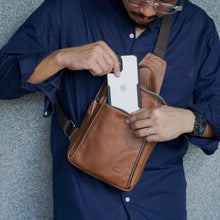 โหลดรูปภาพลงในเครื่องมือใช้ดูของ Gallery กระเป๋าหนังคาดอก รุ่น B-LBR-1276