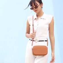 โหลดรูปภาพลงในเครื่องมือใช้ดูของ Gallery กระเป๋าหนังผู้หญิง /กระเป๋าหนังสะพายข้างผู้หญิง สีน้ำตาล รุ่น B-LBR-125 Ava