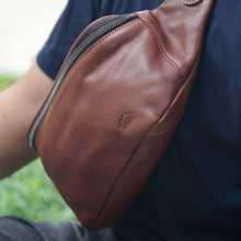 โหลดรูปภาพลงในเครื่องมือใช้ดูของ Gallery กระเป๋าหนังผู้ชาย/กระเป๋าหนังคาดอกผู้ชาย สีน้ำตาล รุ่น B-CBR-8010