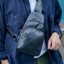 โหลดรูปภาพลงในเครื่องมือใช้ดูของ Gallery กระเป๋าหนังผู้ชาย/กระเป๋าหนังคาดอกผู้ชาย สีดำ รุ่น B-BK-515