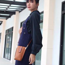 โหลดรูปภาพลงในเครื่องมือใช้ดูของ Gallery กระเป๋าหนังผู้หญิง /กระเป๋าหนังสะพายข้างผู้หญิง สีน้าตาล รุ่น B-LBR-8820 Lily