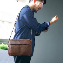 โหลดรูปภาพลงในเครื่องมือใช้ดูของ Gallery กระเป๋าหนังผู้ชาย /กระเป๋าหนังสะพายข้าง สีน้ำตาล รุ่น B-CBR-8941