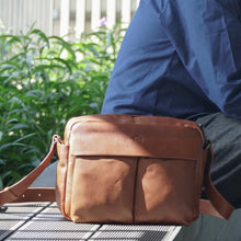 โหลดรูปภาพลงในเครื่องมือใช้ดูของ Gallery กระเป๋าหนังผู้ชาย /กระเป๋าหนังสะพายข้าง สีน้ำตาล รุ่น B-CBR-8941