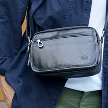 โหลดรูปภาพลงในเครื่องมือใช้ดูของ Gallery กระเป๋าหนังผู้ชาย/กระเป๋าหนังสะพายข้าง สีดำ รุ่น B-BK-1525