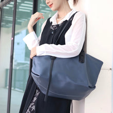 โหลดรูปภาพลงในเครื่องมือใช้ดูของ Gallery กระเป๋าหนังผู้หญิง /กระเป๋าหนังสะพายข้างผู้หญิง สีเทาเข้ม B-GRA-765 (Freya)