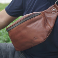 โหลดรูปภาพลงในเครื่องมือใช้ดูของ Gallery กระเป๋าหนังผู้ชาย/กระเป๋าหนังคาดอกผู้ชาย สีน้ำตาล รุ่น B-CBR-8010