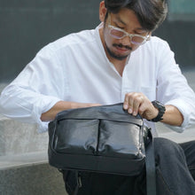 โหลดรูปภาพลงในเครื่องมือใช้ดูของ Gallery กระเป๋าหนังผู้ชาย/กระเป๋าหนังสะพายข้าง สีดำ รุ่น B-BK-8941