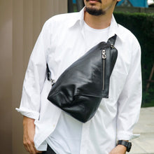 โหลดรูปภาพลงในเครื่องมือใช้ดูของ Gallery กระเป๋าหนังผู้ชาย /กระเป๋าหนังคาดอกผู้ชาย สีดำ รุ่น B-BK-8121