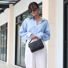 โหลดรูปภาพลงในเครื่องมือใช้ดูของ Gallery กระเป๋าหนังผู้หญิง /กระเป๋าหนังสะพายข้างผู้หญิง สีดำ รุ่น B-BK-8841 Chloe