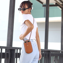 โหลดรูปภาพลงในเครื่องมือใช้ดูของ Gallery กระเป๋าหนังผู้หญิง /กระเป๋าหนังสะพายข้างผู้หญิง สีน้าตาล รุ่น B-LBR-5193 Grace