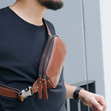 โหลดรูปภาพลงในเครื่องมือใช้ดูของ Gallery กระเป๋าหนังผู้ชาย/กระเป๋าหนังคาดอกผู้ชาย สีน้ำตาล รุ่น B-CBR-8118