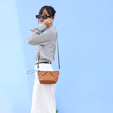 โหลดรูปภาพลงในเครื่องมือใช้ดูของ Gallery กระเป๋าหนังผู้หญิง /กระเป๋าหนังสะพายข้างผู้หญิง สีน้ำตาล รุ่น B-LBR-8825 Stella