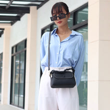 โหลดรูปภาพลงในเครื่องมือใช้ดูของ Gallery กระเป๋าหนังผู้หญิง /กระเป๋าหนังสะพายข้างผู้หญิง สีดำ รุ่น B-BK-8841 Chloe