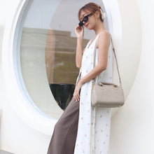 โหลดรูปภาพลงในเครื่องมือใช้ดูของ Gallery กระเป๋าหนังผู้หญิง /กระเป๋าหนังสะพายข้างผู้หญิง สีเบจ รุ่น B-BEI-8182 (Juno)