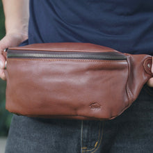 โหลดรูปภาพลงในเครื่องมือใช้ดูของ Gallery กระเป๋าหนังผู้ชาย/กระเป๋าหนังคาดอกผู้ชาย สีน้ำตาล รุ่น B-CBR-8010