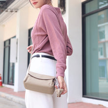 โหลดรูปภาพลงในเครื่องมือใช้ดูของ Gallery กระเป๋าหนังผู้หญิง /กระเป๋าหนังสะพายข้างผู้หญิง สีเบจ รุ่น B-BEI-616 Mia