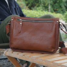 โหลดรูปภาพลงในเครื่องมือใช้ดูของ Gallery กระเป๋าหนังผู้ชาย/กระเป๋าหนังสะพายข้าง สีน้ำตาล รุ่น B-CBR-8335