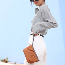 โหลดรูปภาพลงในเครื่องมือใช้ดูของ Gallery กระเป๋าหนังผู้หญิง /กระเป๋าหนังสะพายข้างผู้หญิง สีน้ำตาล รุ่น B-LBR-8825 Stella