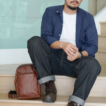 โหลดรูปภาพลงในเครื่องมือใช้ดูของ Gallery กระเป๋าหนังผู้ชาย/กระเป๋าหนังคาดอกผู้ชาย สีน้ำตาล รุ่น B-CBR-2249