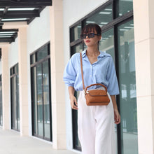 โหลดรูปภาพลงในเครื่องมือใช้ดูของ Gallery กระเป๋าหนังผู้หญิง /กระเป๋าหนังสะพายข้างผู้หญิง สีน้ำตาล รุ่น B-LBR-8841 Chloe