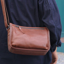 โหลดรูปภาพลงในเครื่องมือใช้ดูของ Gallery กระเป๋าหนังผู้ชาย/กระเป๋าหนังสะพายข้าง สีน้ำตาล รุ่น B-CBR-8335