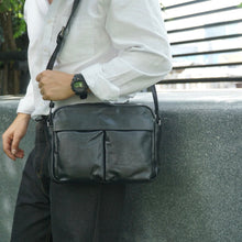 โหลดรูปภาพลงในเครื่องมือใช้ดูของ Gallery กระเป๋าหนังผู้ชาย/กระเป๋าหนังสะพายข้าง สีดำ รุ่น B-BK-8941