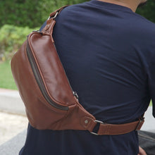 โหลดรูปภาพลงในเครื่องมือใช้ดูของ Gallery กระเป๋าหนังผู้ชาย/กระเป๋าหนังคาดอกผู้ชาย สีน้ำตาล รุ่น B-CBR-8010