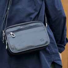 โหลดรูปภาพลงในเครื่องมือใช้ดูของ Gallery กระเป๋าหนังผู้ชาย/กระเป๋าหนังสะพายข้าง สีดำ รุ่น B-BK-1525