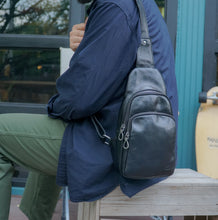 โหลดรูปภาพลงในเครื่องมือใช้ดูของ Gallery กระเป๋าหนังผู้ชาย/กระเป๋าหนังคาดอกผู้ชาย สีดำ รุ่น B-BK-515