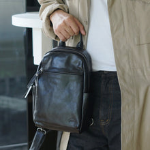 โหลดรูปภาพลงในเครื่องมือใช้ดูของ Gallery กระเป๋าหนังผู้ชาย /กระเป๋าหนังคาดอกผู้ชาย สีดำ รุ่น B-BK-2249