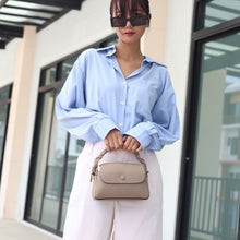 โหลดรูปภาพลงในเครื่องมือใช้ดูของ Gallery กระเป๋าหนังผู้หญิง /กระเป๋าหนังสะพายข้างผู้หญิง สีน้ำเบจ รุ่น B-BEI-8841 Chloe