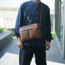 โหลดรูปภาพลงในเครื่องมือใช้ดูของ Gallery กระเป๋าหนังผู้ชาย /กระเป๋าหนังสะพายข้าง สีน้ำตาล รุ่น B-CBR-8941