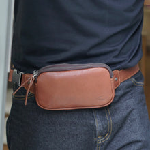 โหลดรูปภาพลงในเครื่องมือใช้ดูของ Gallery กระเป๋าหนังผู้ชาย/กระเป๋าหนังคาดอกผู้ชาย สีน้ำตาล รุ่น B-CBR-8118