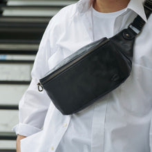 โหลดรูปภาพลงในเครื่องมือใช้ดูของ Gallery กระเป๋าหนังผู้ชาย/กระเป๋าหนังคาดอกผู้ชาย สีดำ รุ่น B-BK-8010