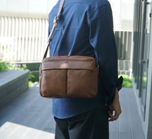 โหลดรูปภาพลงในเครื่องมือใช้ดูของ Gallery กระเป๋าหนังผู้ชาย /กระเป๋าหนังสะพายข้าง สีน้ำตาล รุ่น B-CBR-8941
