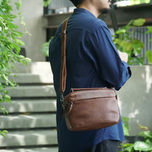 โหลดรูปภาพลงในเครื่องมือใช้ดูของ Gallery กระเป๋าหนังผู้ชาย /กระเป๋าหนังสะพายข้าง สีน้ำตาล รุ่น B-CBR-8130