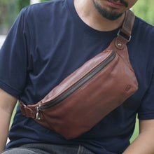 โหลดรูปภาพลงในเครื่องมือใช้ดูของ Gallery กระเป๋าหนังผู้ชาย/กระเป๋าหนังคาดอกผู้ชาย สีน้ำตาล รุ่น B-CBR-8010