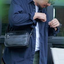 โหลดรูปภาพลงในเครื่องมือใช้ดูของ Gallery กระเป๋าหนังผู้ชาย/กระเป๋าหนังสะพายข้าง สีดำ รุ่น B-BK-1525