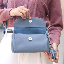 โหลดรูปภาพลงในเครื่องมือใช้ดูของ Gallery กระเป๋าหนังผู้หญิง /กระเป๋าหนังสะพายข้างผู้หญิง สีเทาฟ้า รุ่น B-GRA-616 Mia