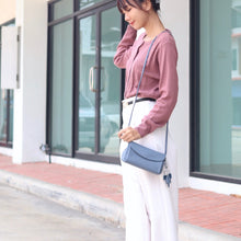 โหลดรูปภาพลงในเครื่องมือใช้ดูของ Gallery กระเป๋าหนังผู้หญิง /กระเป๋าหนังสะพายข้างผู้หญิง สีเทาฟ้า รุ่น B-GRA-616 Mia