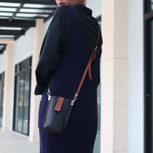 โหลดรูปภาพลงในเครื่องมือใช้ดูของ Gallery กระเป๋าหนังผู้หญิง /กระเป๋าหนังสะพายข้างผู้หญิง สีดำ รุ่น B-BK-8820 Lily