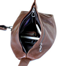 โหลดรูปภาพลงในเครื่องมือใช้ดูของ Gallery กระเป๋าหนังผู้ชาย/กระเป๋าหนังคาดอกผู้ชาย สีน้ำตาล รุ่น B-CBR-8121