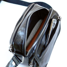 โหลดรูปภาพลงในเครื่องมือใช้ดูของ Gallery กระเป๋าหนังผู้ชาย/กระเป๋าหนังสะพายข้าง สีดำ รุ่น B-BK-1525