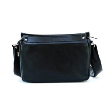 โหลดรูปภาพลงในเครื่องมือใช้ดูของ Gallery กระเป๋าหนังผู้ชาย/กระเป๋าหนังสะพายข้าง สีดำ รุ่น B-BK-8335