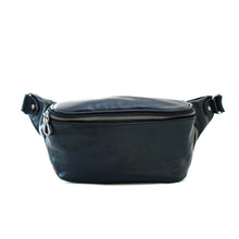 โหลดรูปภาพลงในเครื่องมือใช้ดูของ Gallery กระเป๋าหนังผู้ชาย/กระเป๋าหนังคาดอกผู้ชาย สีดำ รุ่น B-BK-8010